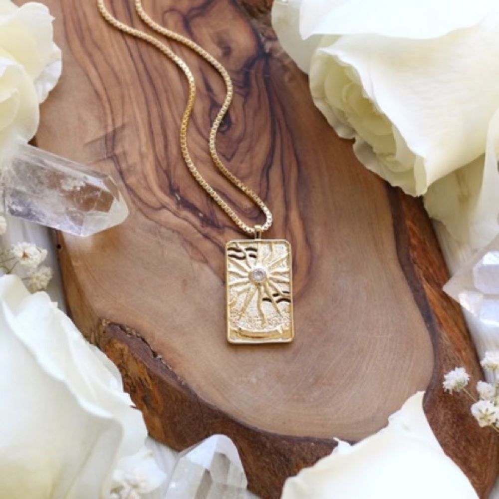 Elegant Gold Necklace with Intricate Pendant Sun Tarot - Picture 3 of 3